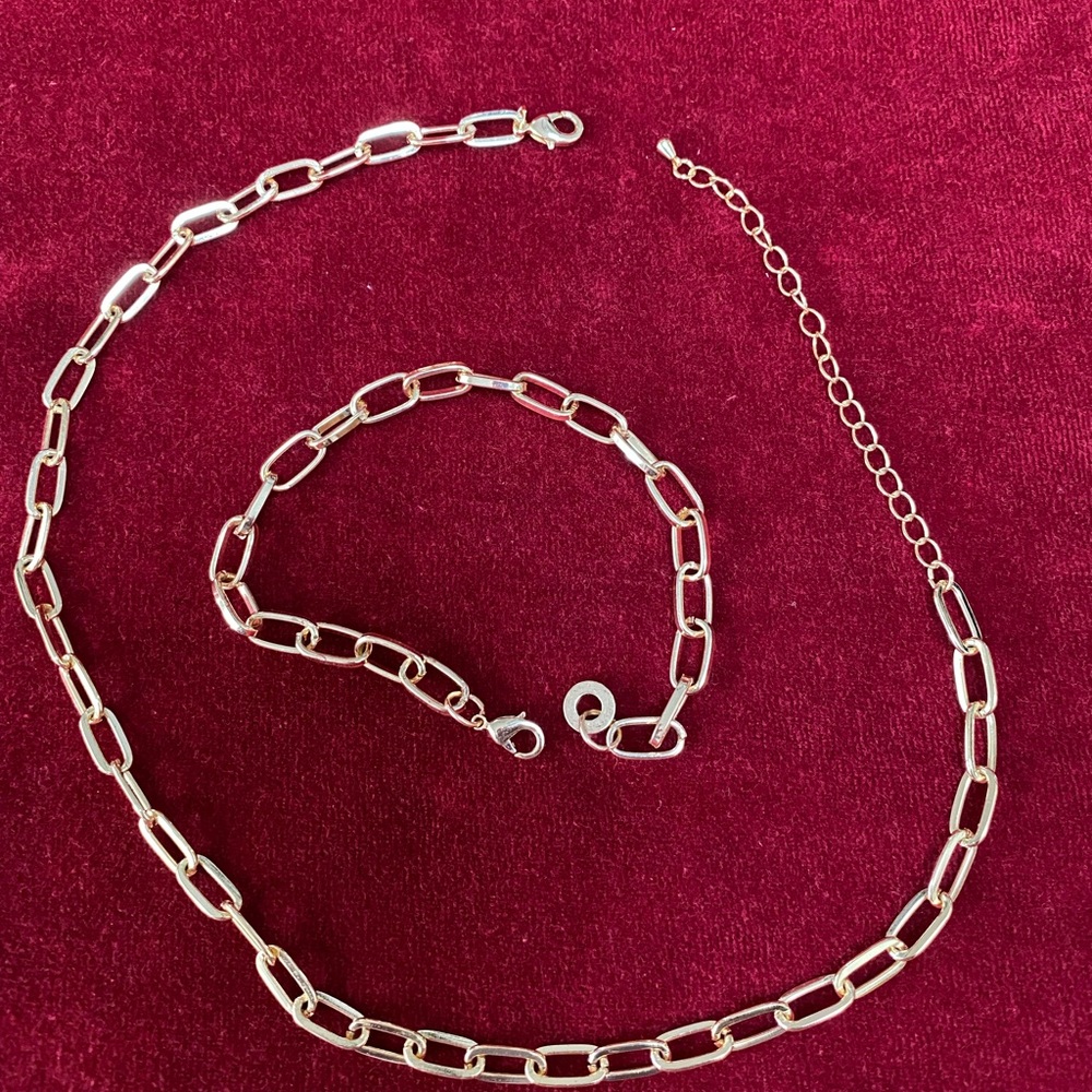 Goldtone paperclip necklace and bracelet